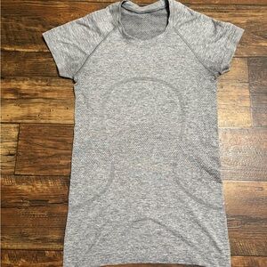 lululemon athletica Heather Gray Short Sleeve Tee